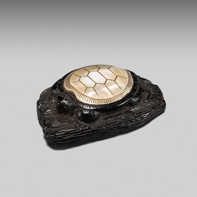 Lot 169 - A FINE IWAMI SCHOOL INLAID KUROGAKI NETSUKE OF A TURTLE ON DRIFTWOOD