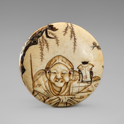 Lot 622 - HOUNSAI: A MARINE IVORY MANJU NETSUKE OF A MAN WITH 'SAMURAI RAT'