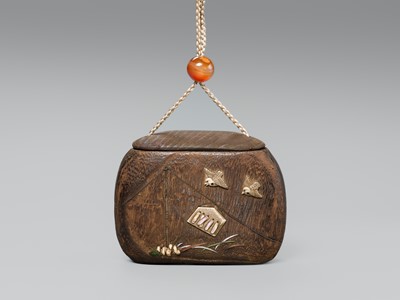 Lot 66 - A FINE INLAID KIRI WOOD TONKOTSU (TOBACCO CONTAINER) DEPICTING A KITSUNE (FOX)