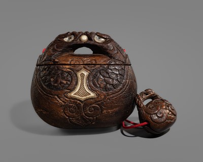 Lot 217 - AN UNUSUAL INLAID ‘MOKUGYO’ WOOD TONKOTSU