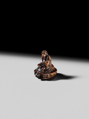 Lot 123 - A SMALL AND FINE WOOD NETSUKE OF URASHIMA TARO