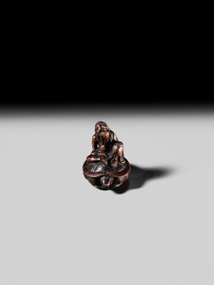 Lot 123 - A SMALL AND FINE WOOD NETSUKE OF URASHIMA TARO