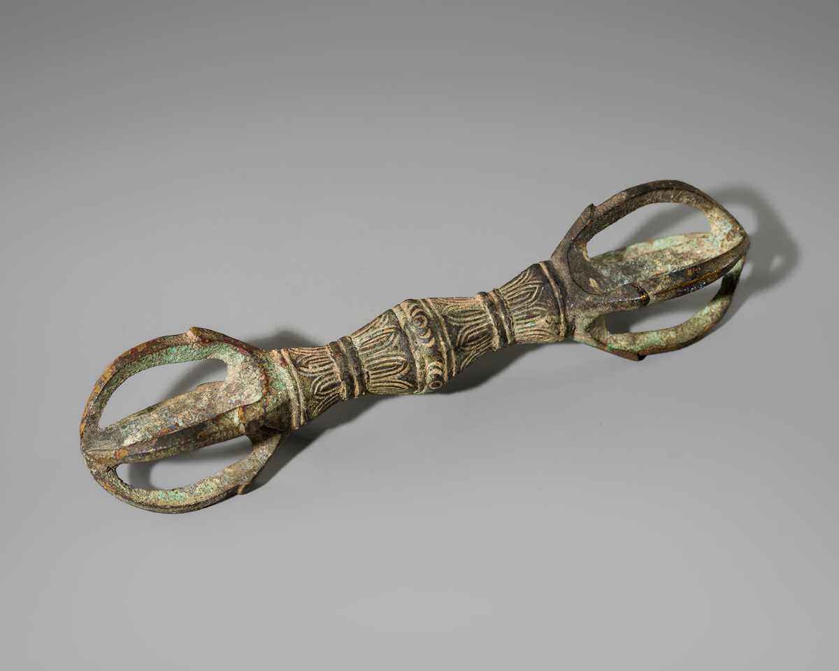 Lot 1551 - A SMALL BRONZE FIVE-PRONGED VAJRA WITH LOTUS LEAVES
