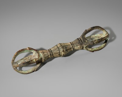 Lot 1551 - A SMALL BRONZE FIVE-PRONGED VAJRA WITH LOTUS LEAVES