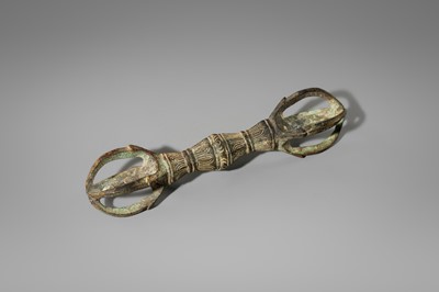 Lot 1551 - A SMALL BRONZE FIVE-PRONGED VAJRA WITH LOTUS LEAVES
