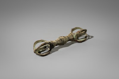 Lot 1551 - A SMALL BRONZE FIVE-PRONGED VAJRA WITH LOTUS LEAVES