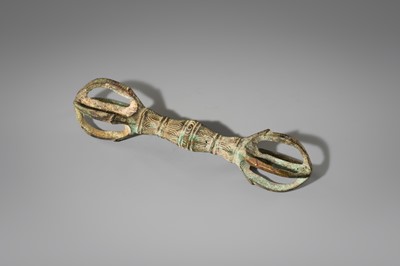 Lot 1551 - A SMALL BRONZE FIVE-PRONGED VAJRA WITH LOTUS LEAVES