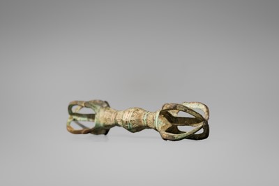 Lot 1551 - A SMALL BRONZE FIVE-PRONGED VAJRA WITH LOTUS LEAVES