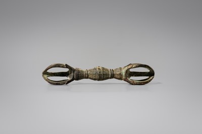 Lot 1551 - A SMALL BRONZE FIVE-PRONGED VAJRA WITH LOTUS LEAVES
