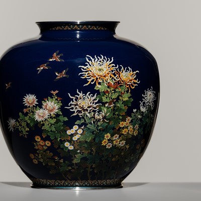 Lot 208 - A SUPERB CLOISONNÉ ENAMEL VASE WITH SPARROWS AND CHRYSANTHEMUMS, ATTRIBUTED TO THE WORKSHOP OF HAYASHI KODENJI