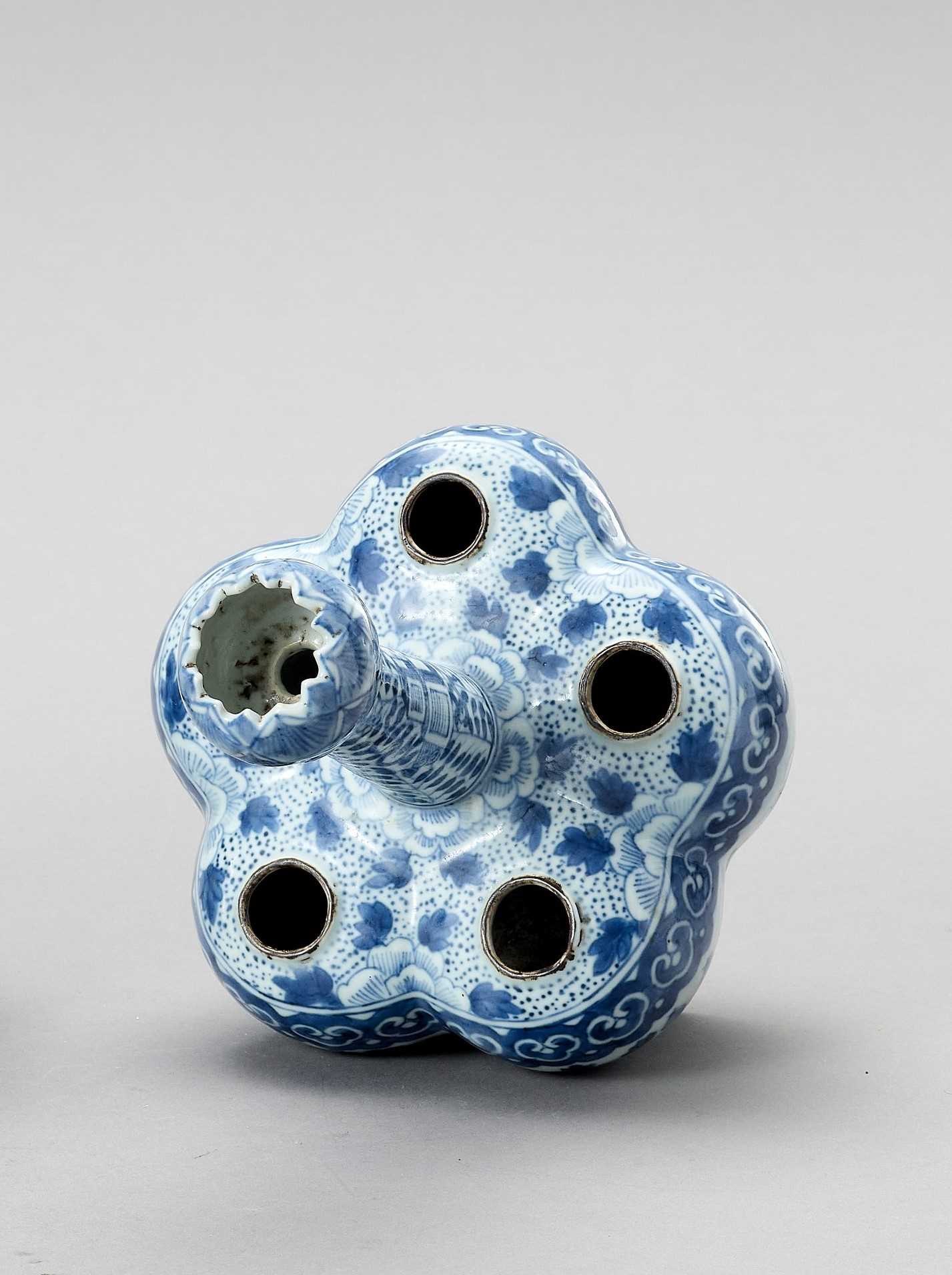 Lot 647 A BLUE AND WHITE PORCELAIN TULIP VASE