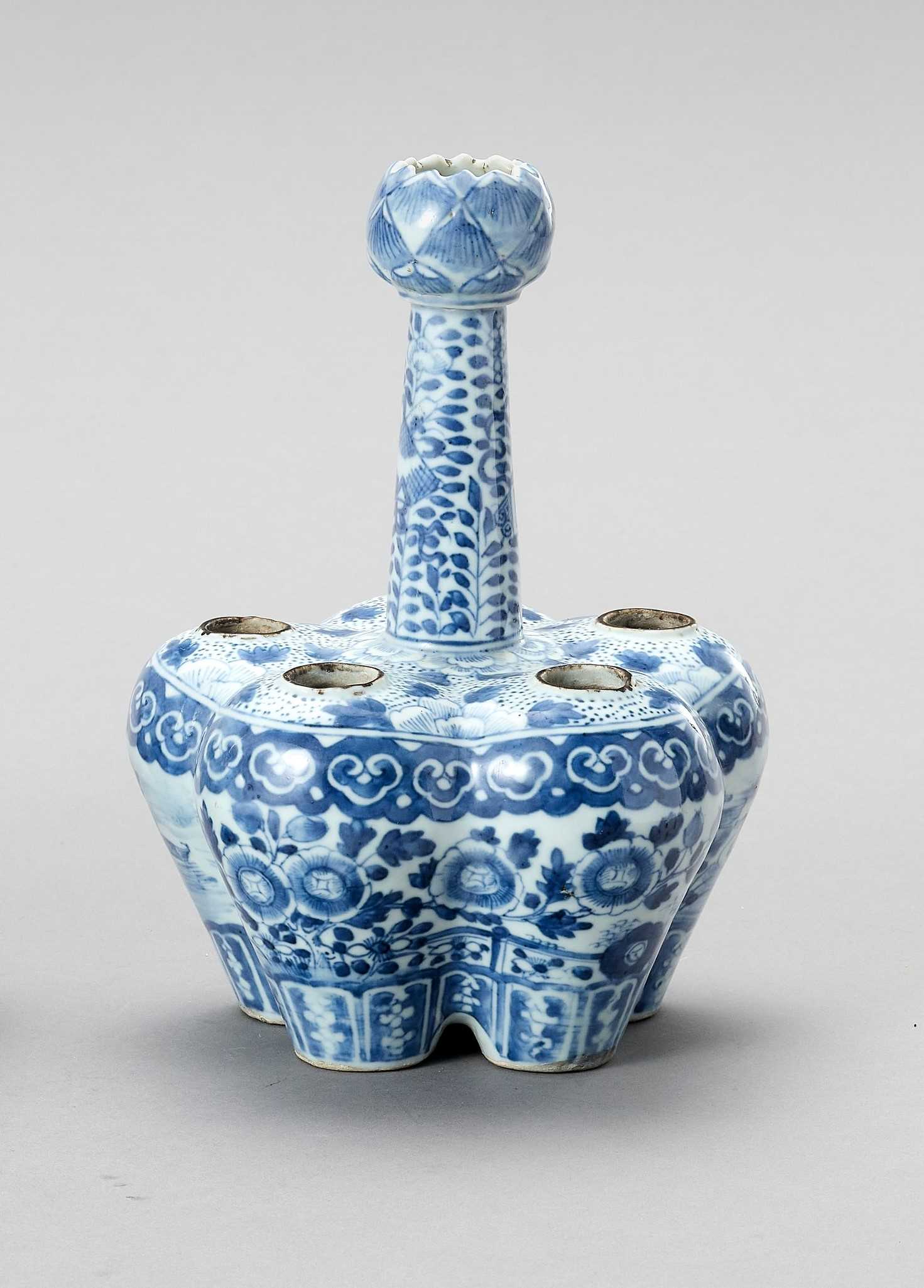 Lot 647 A BLUE AND WHITE PORCELAIN TULIP VASE