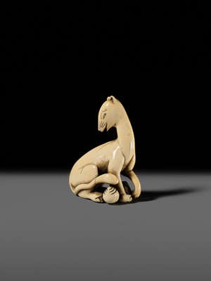 Lot 97 - A SUPERB AND RARE IVORY NETSUKE OF AN INARI FOX WITH TWO TAMA (SACRED JEWELS)