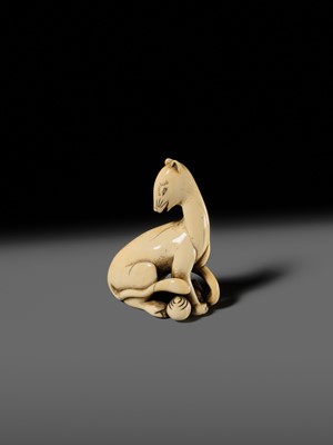 Lot 97 - A SUPERB AND RARE IVORY NETSUKE OF AN INARI FOX WITH TWO TAMA (SACRED JEWELS)