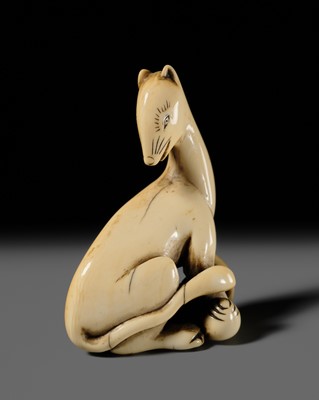 Lot 97 - A SUPERB AND RARE IVORY NETSUKE OF AN INARI FOX WITH TWO TAMA (SACRED JEWELS)