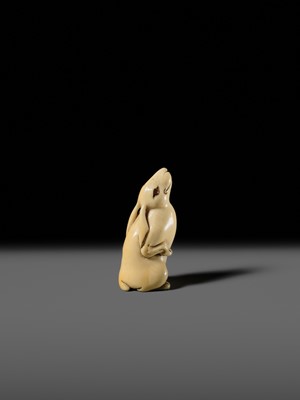 Lot 118 - A CHARMING AND UNUSUAL IVORY NETSUKE OF A HARE