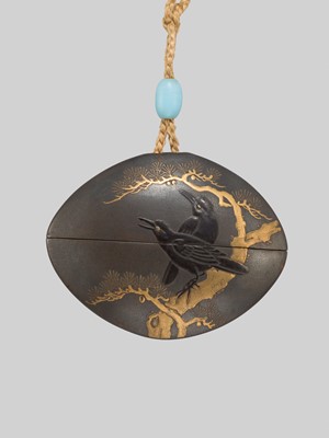 Lot 15 - A SINGLE-CASE LACQUER INRO WITH CROWS AND THE MOON