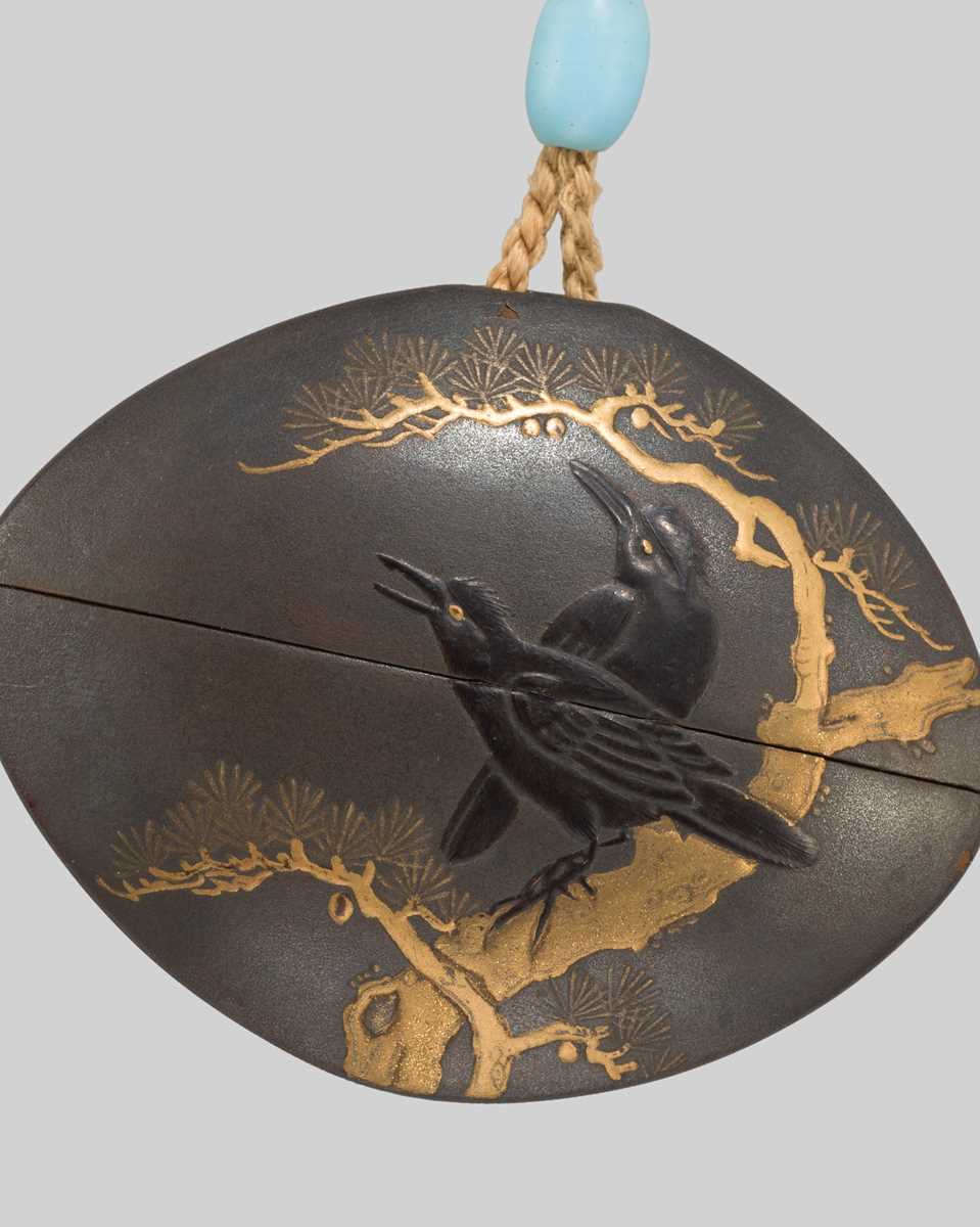 Lot 15 - A SINGLE-CASE LACQUER INRO WITH CROWS AND THE MOON