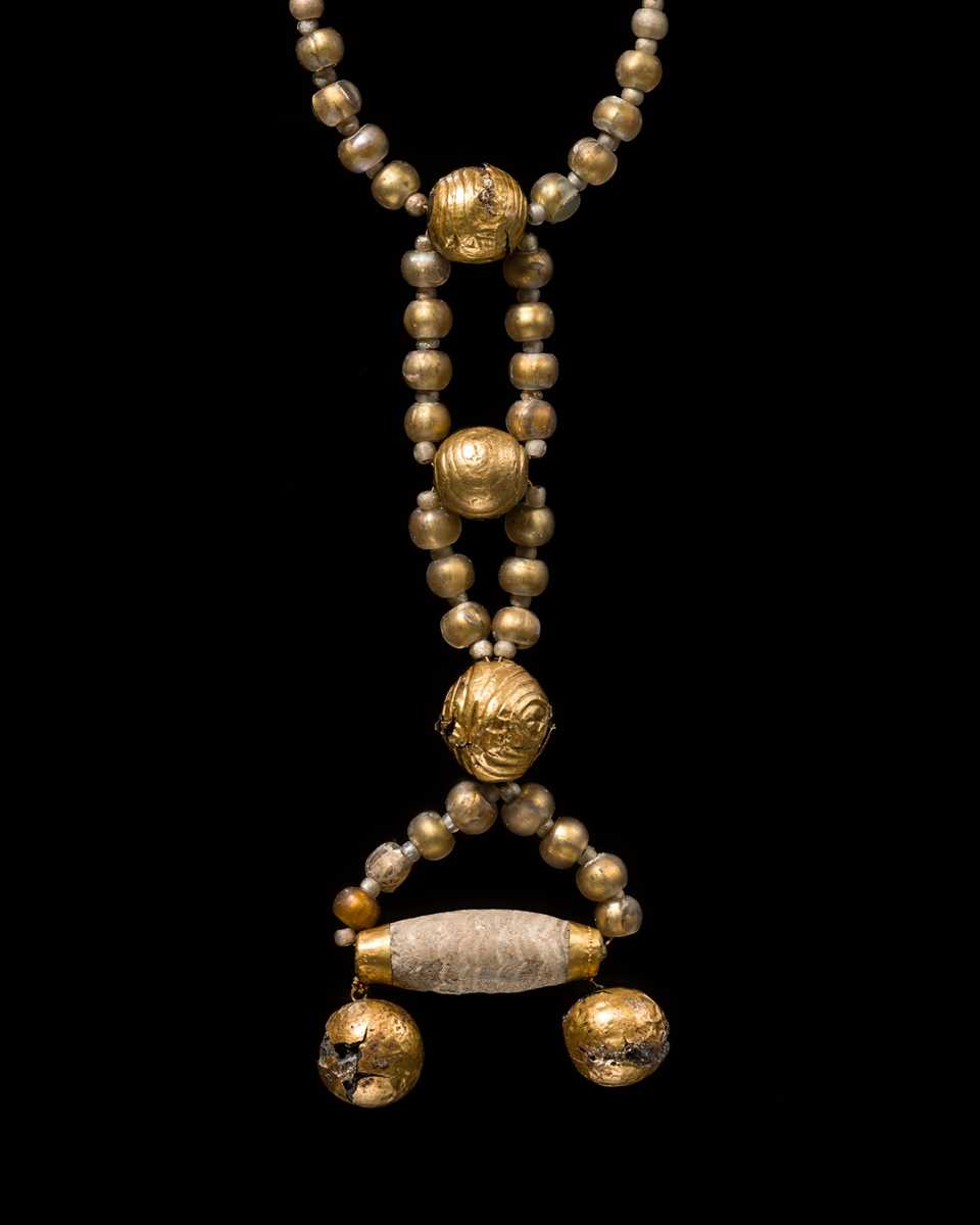 Lot 96 - A GOLD AND GLASS BEAD NECKLACE, ANCIENT GREECE, HELLENISTIC PERIOD, 3RD-1ST CENTURY BC