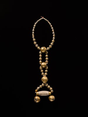 Lot 96 - A GOLD AND GLASS BEAD NECKLACE, ANCIENT GREECE, HELLENISTIC PERIOD, 3RD-1ST CENTURY BC