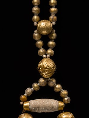 Lot 96 - A GOLD AND GLASS BEAD NECKLACE, ANCIENT GREECE, HELLENISTIC PERIOD, 3RD-1ST CENTURY BC