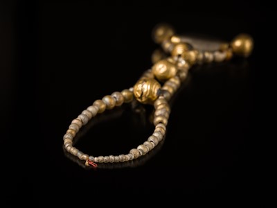 Lot 96 - A GOLD AND GLASS BEAD NECKLACE, ANCIENT GREECE, HELLENISTIC PERIOD, 3RD-1ST CENTURY BC