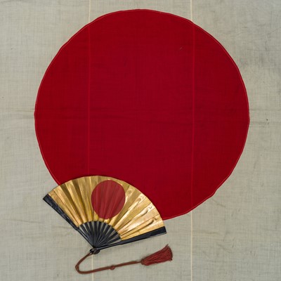 Lot 122 - A JAPANESE COMMAND FAN (TESSEN) AND FLAG