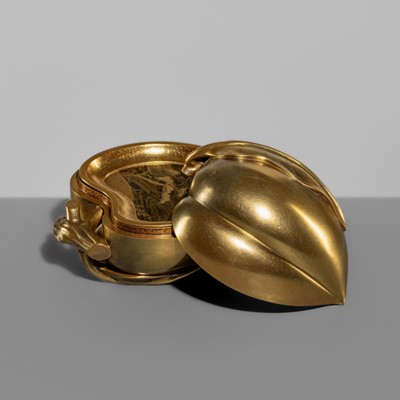 Lot 294 - KOSHINSAI HARUHIDE: A SUPERB GOLD-LACQUER ‘PEACH’ KOGO (INCENSE BOX) AND COVER WITH INTERIOR TRAY