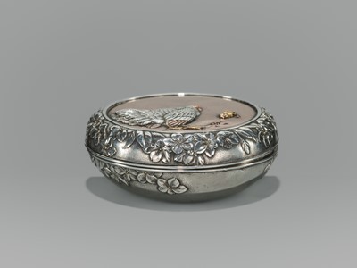 Lot 18 - HIDETSUGU: A FINE COPPER-INLAID SILVER INCENSE BOX (KOGO) AND COVER