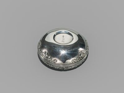 Lot 18 - HIDETSUGU: A FINE COPPER-INLAID SILVER INCENSE BOX (KOGO) AND COVER