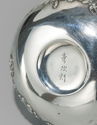 Lot 18 - HIDETSUGU: A FINE COPPER-INLAID SILVER INCENSE BOX (KOGO) AND COVER