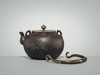 Lot 43 - RYUBUNDO: AN IRON TEA KETTLE (TETSUBIN) WITH A NOCTURNAL LANDSCAPE UNDER THE CRESCENT MOON