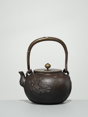 Lot 43 - RYUBUNDO: AN IRON TEA KETTLE (TETSUBIN) WITH A NOCTURNAL LANDSCAPE UNDER THE CRESCENT MOON