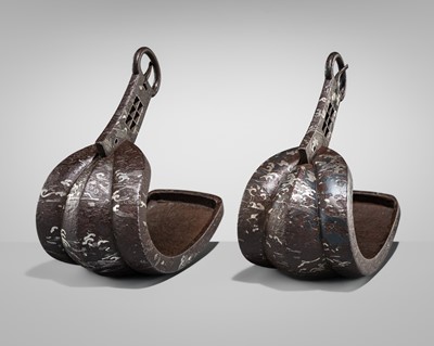 Lot 121 - KOICHI NAGANOBU: A FINE PAIR OF SILVER-INLAID LACQUERED IRON STIRRUPS (ABUMI)