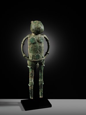 Lot 127 - A RARE MALE BRONZE FIGURE, DONG SON CULTURE