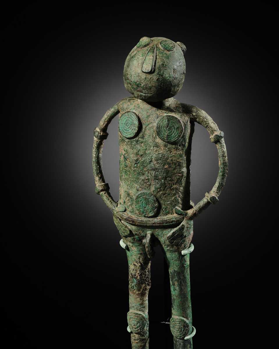 Lot 127 - A RARE MALE BRONZE FIGURE, DONG SON CULTURE