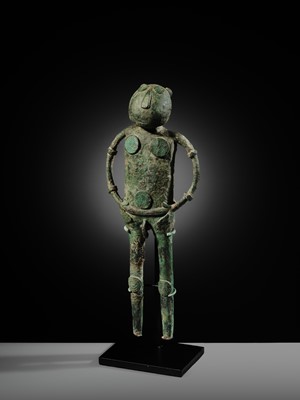 Lot 127 - A RARE MALE BRONZE FIGURE, DONG SON CULTURE