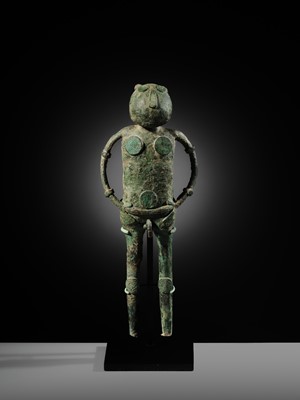 Lot 127 - A RARE MALE BRONZE FIGURE, DONG SON CULTURE