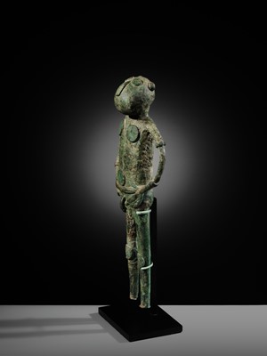 Lot 127 - A RARE MALE BRONZE FIGURE, DONG SON CULTURE