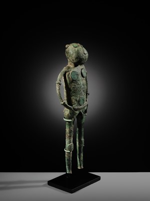Lot 127 - A RARE MALE BRONZE FIGURE, DONG SON CULTURE