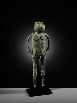 Lot 127 - A RARE MALE BRONZE FIGURE, DONG SON CULTURE