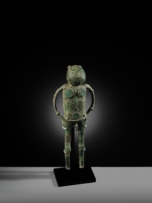 Lot 127 - A RARE MALE BRONZE FIGURE, DONG SON CULTURE