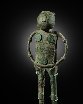 Lot 127 - A RARE MALE BRONZE FIGURE, DONG SON CULTURE