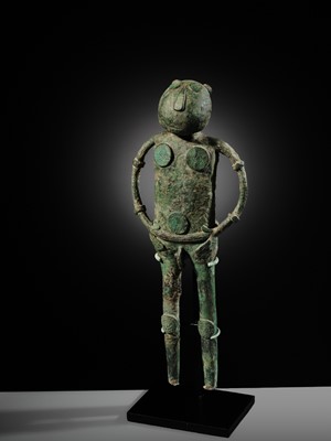 Lot 127 - A RARE MALE BRONZE FIGURE, DONG SON CULTURE