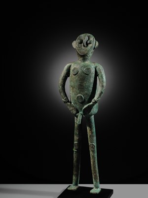 Lot 126 - AN UNUSUAL MALE BRONZE FIGURE, DONG SON CULTURE