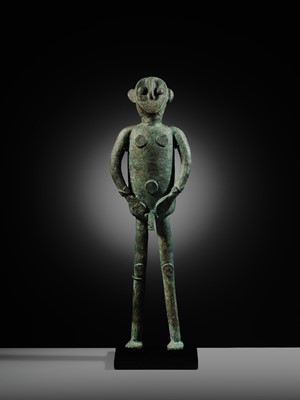 Lot 126 - AN UNUSUAL MALE BRONZE FIGURE, DONG SON CULTURE