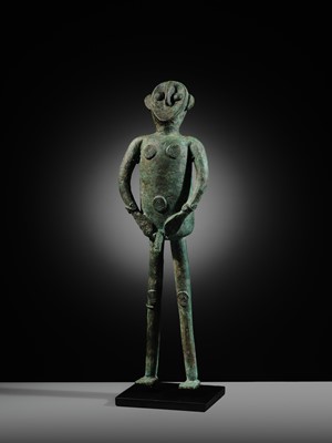 Lot 126 - AN UNUSUAL MALE BRONZE FIGURE, DONG SON CULTURE