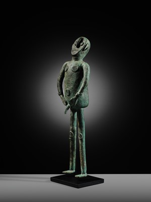 Lot 126 - AN UNUSUAL MALE BRONZE FIGURE, DONG SON CULTURE
