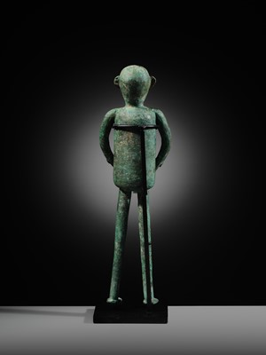 Lot 126 - AN UNUSUAL MALE BRONZE FIGURE, DONG SON CULTURE
