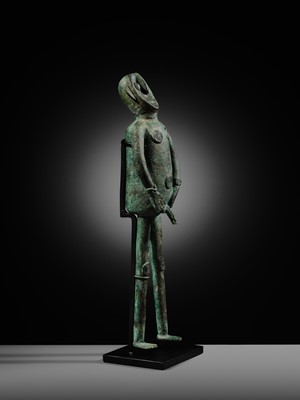 Lot 126 - AN UNUSUAL MALE BRONZE FIGURE, DONG SON CULTURE